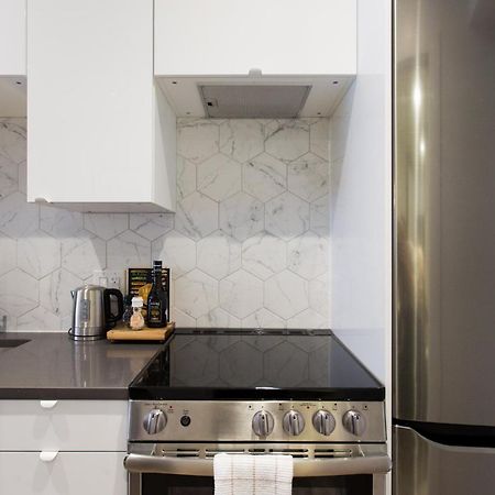Blue Oasis Studio With Full Kitchen And Bath By Den Stays Монреал Екстериор снимка