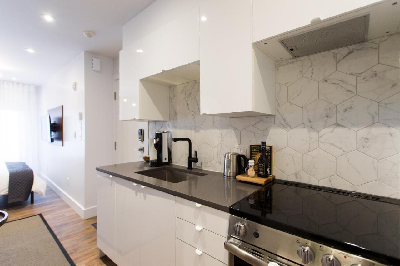 Blue Oasis Studio With Full Kitchen And Bath By Den Stays Монреал Екстериор снимка